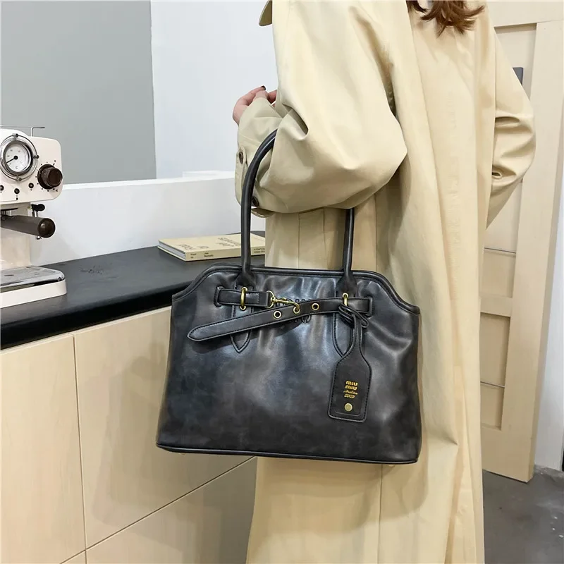 กระเป๋าเป้สะพายหลังหนังคลาสสิกหรูหราสําหรับนักช้อปหรูหราผู้ชายและผู้หญิงพร้อมการออกแบบโลโก้ตัวอักษรสีทึบ