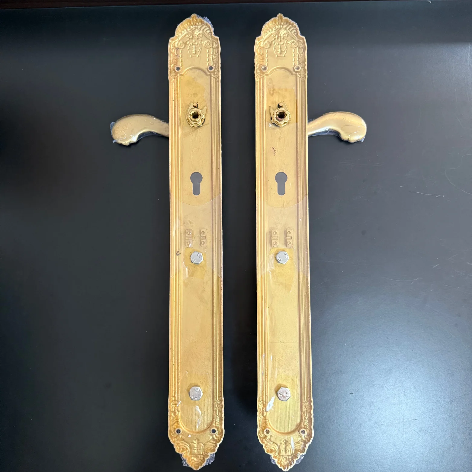 مقبض نحاسي كامل باللون الأحمر العنابي عالي الجودة بتصميم دمية على الطراز الحديث وأقفال أبواب المدخل الرئيسية للشقة