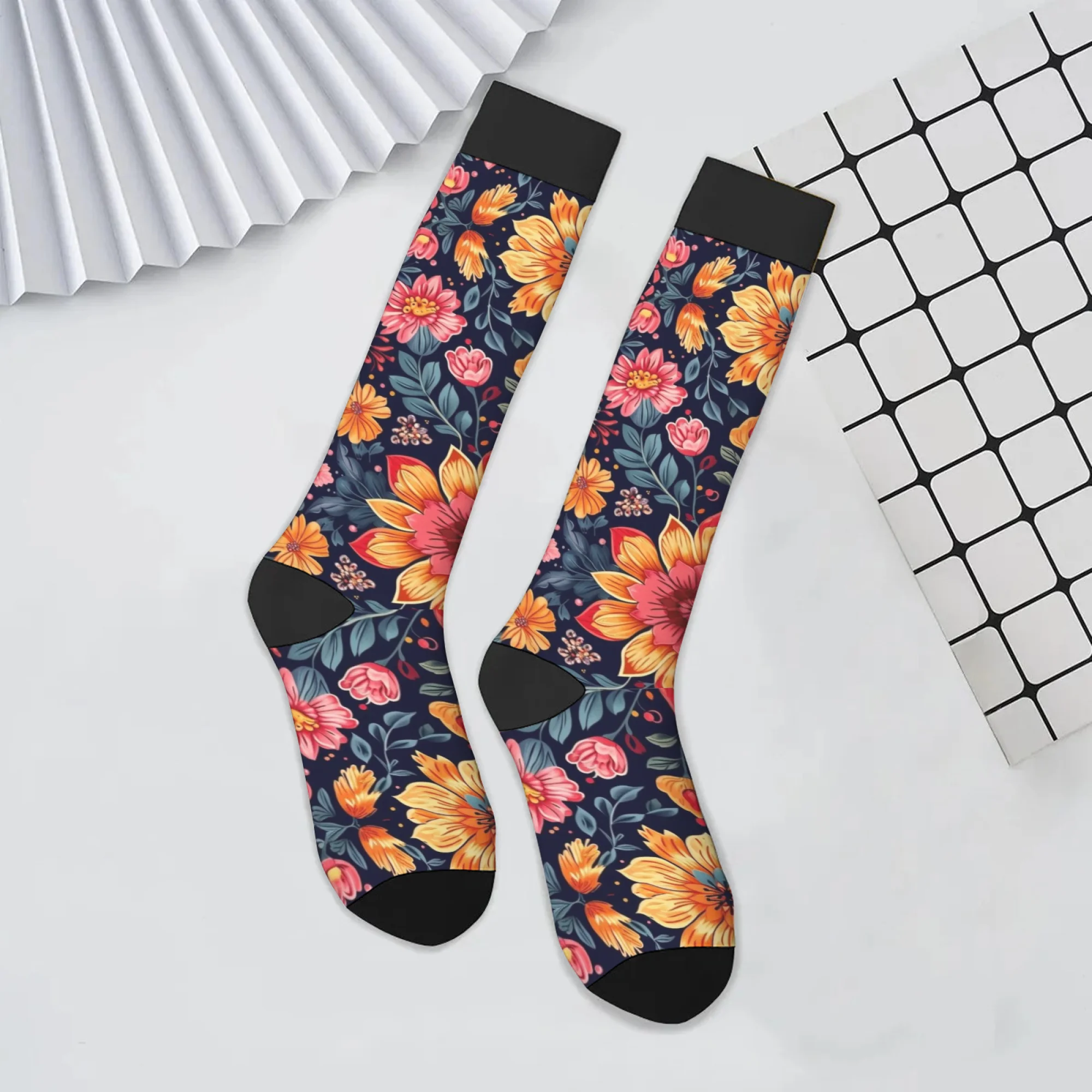 Kniestrümpfe mit bunten Blumenmustern auf dunkelblauem Hintergrund. Lebendige Blüten, reichhaltige Farbtöne für einen atemberaubenden böhmischen Flair