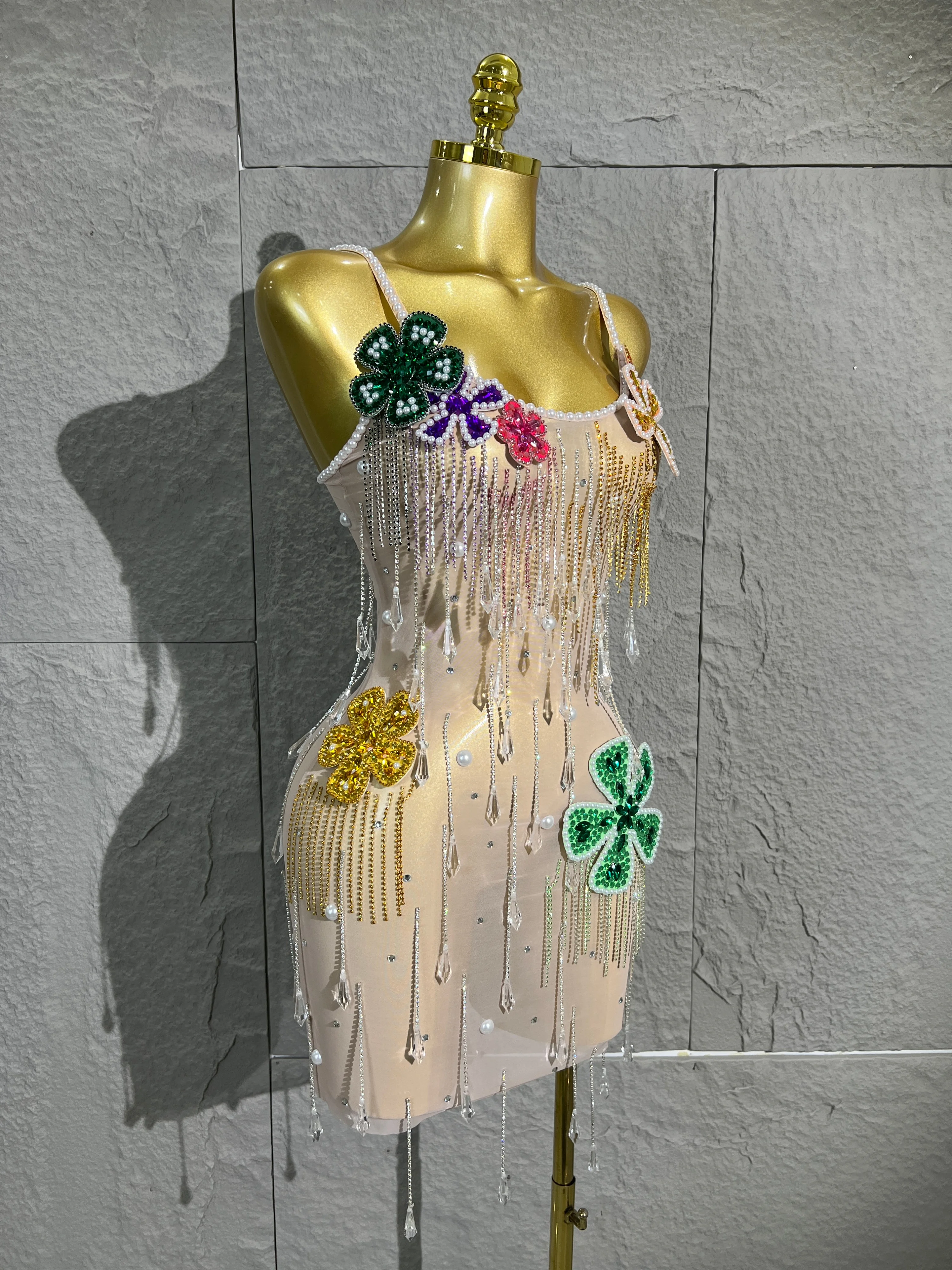 Luxuriöses Perlenbesetztes Fransen-Netzkleid mit 3D-Blumendekoration Schlankes Slip-Minikleid für Nachtclub Geburtstag Bankett Formelle Anlässe