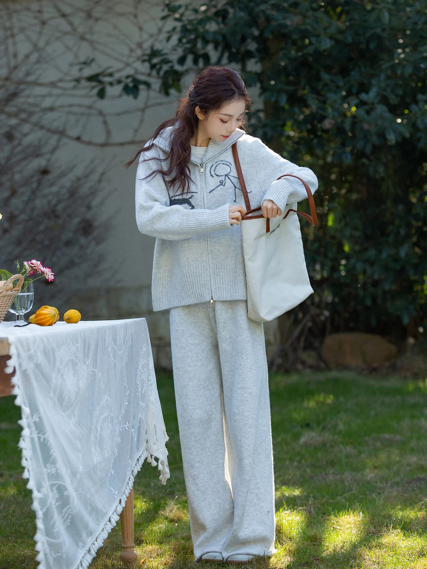 

Женский повседневный вязаный комплект из двух предметов: кардиган в корейском стиле и брюки с широкими штанинами. Дизайнерский вариант для зимы и весны.