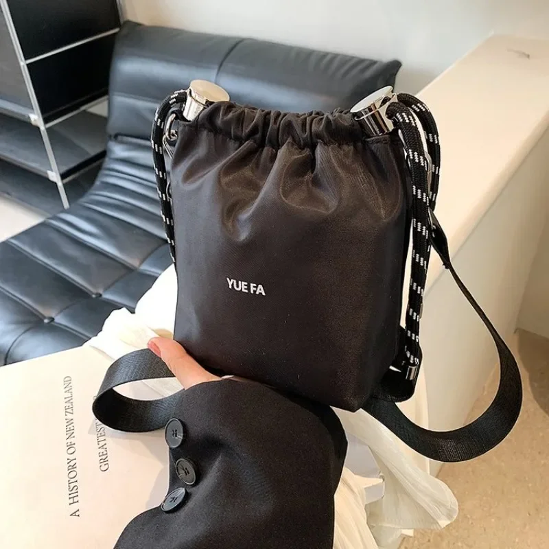 ファッショナブルでスタイリッシュな高級おむつバッグ女性用クロスボディバッグエレガントなレザートート大容量ユニークな文字ロゴレトロ