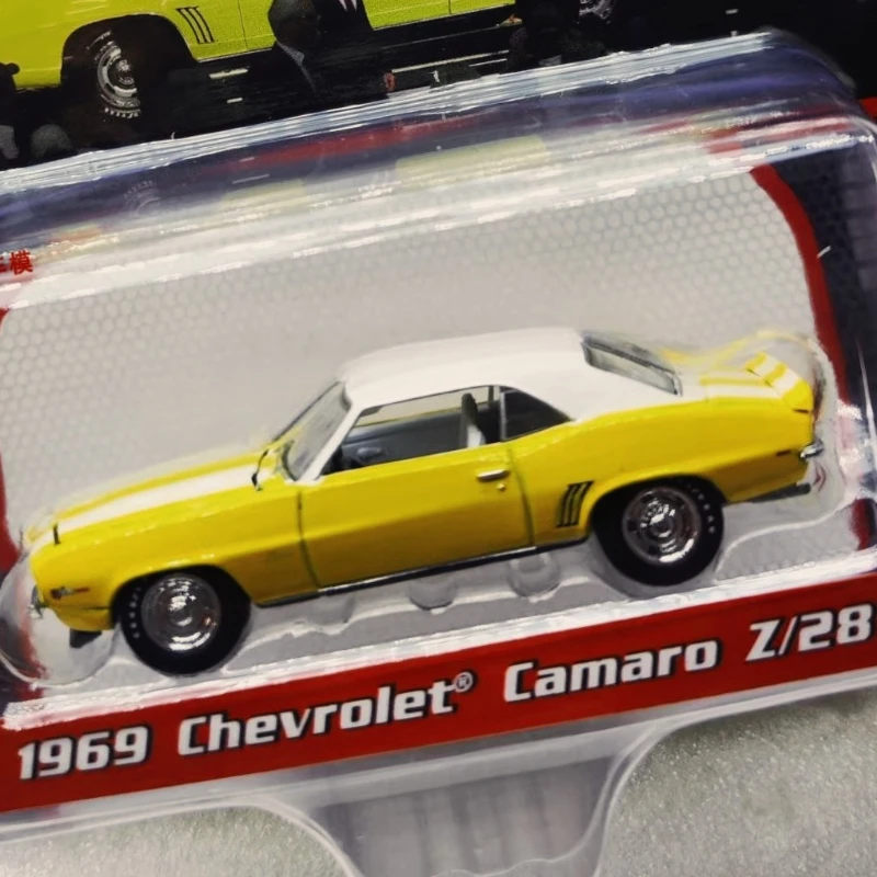 

1:64 1969 Camaro Z/28 - Daytona желтый с белым интерьером, модель из сплава, оригинальная упаковка, настенный кулон, подарок для друга