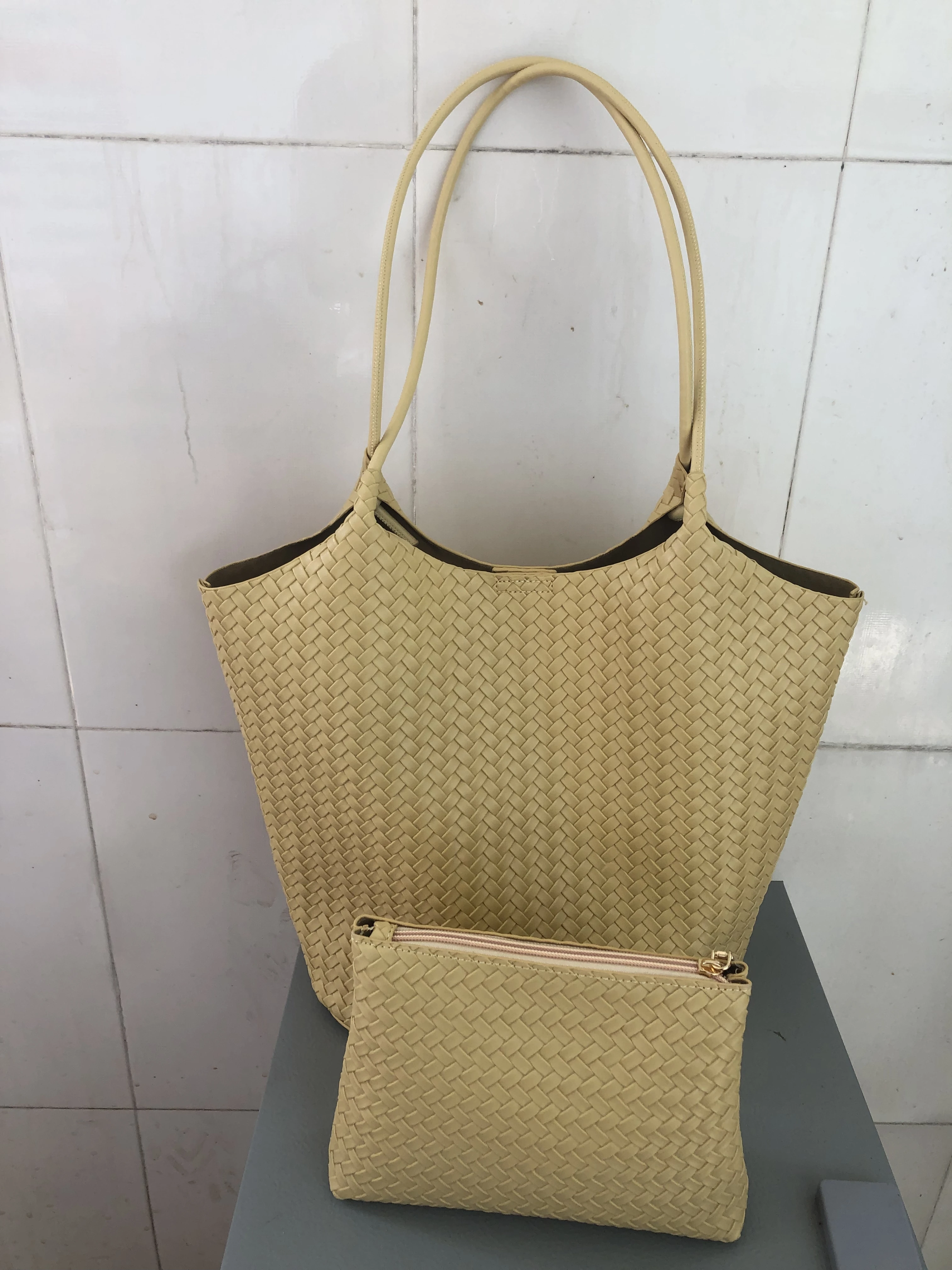 

2026 New Fashion Versatile Large Capacity Women's Shoulder Bag Tote Basket Weaving Design Commuter Pure Color PU Leather Handbag
