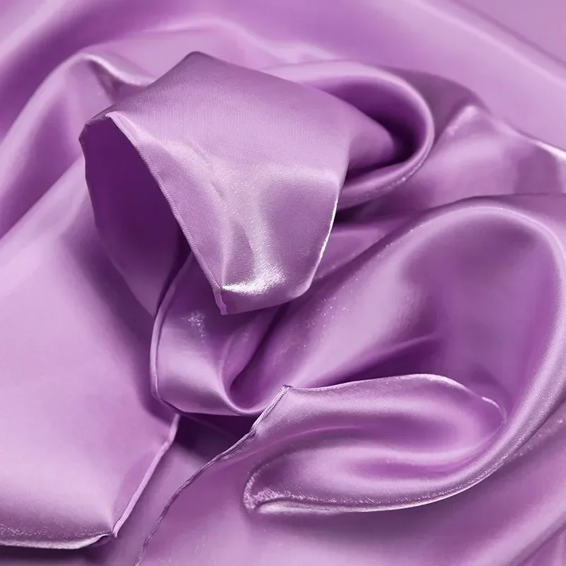 

Жидкое струящееся легкое водное легкое атласное платье с блестящей поверхностью, шелковистое гладкое атласное платье с кристаллами, платье для выступлений Qipao, ручная работа