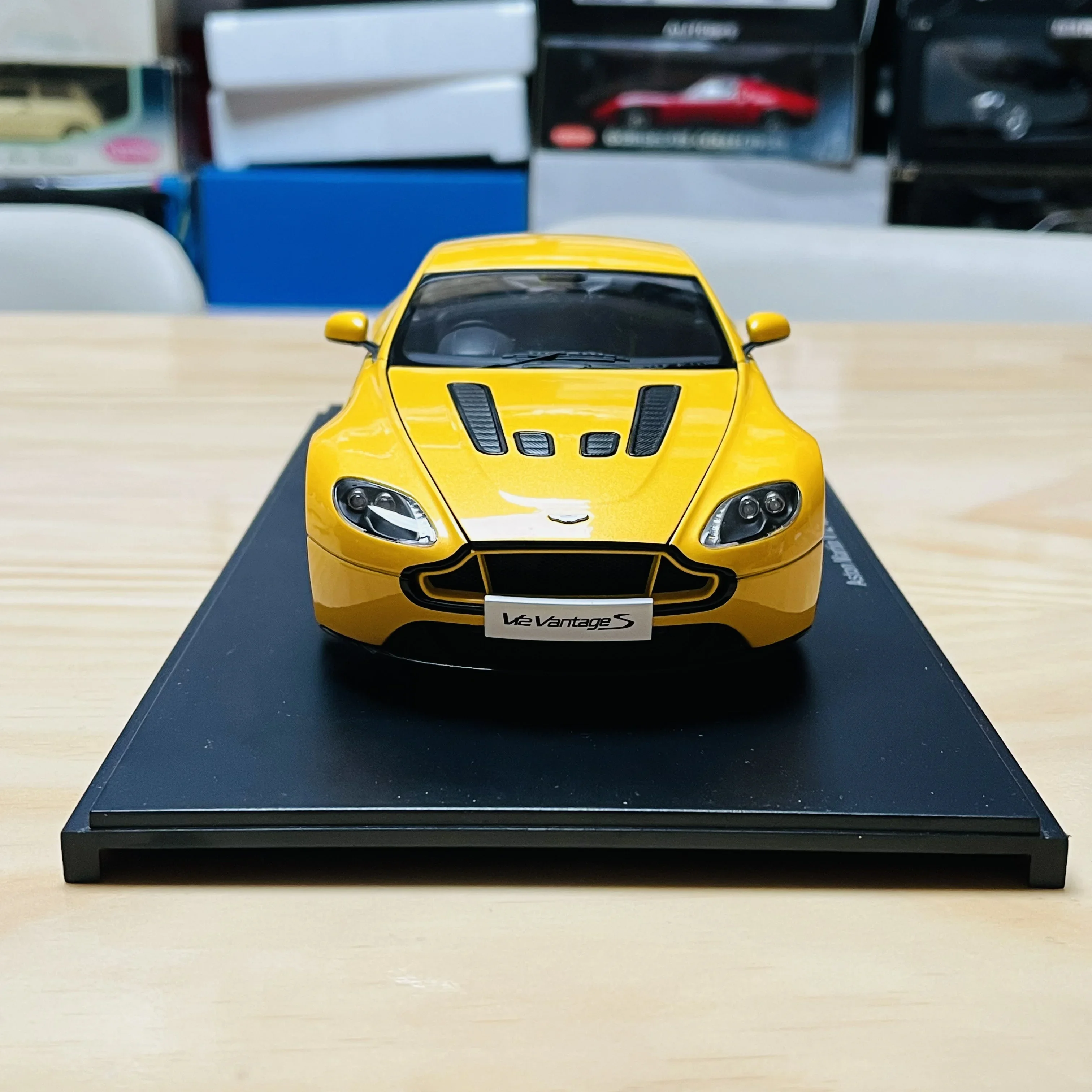 Autoart 1:18 Vantage V12S Yellow Simulation Limited Edition All Open Alloy Metal Static Car Model Toy Gift