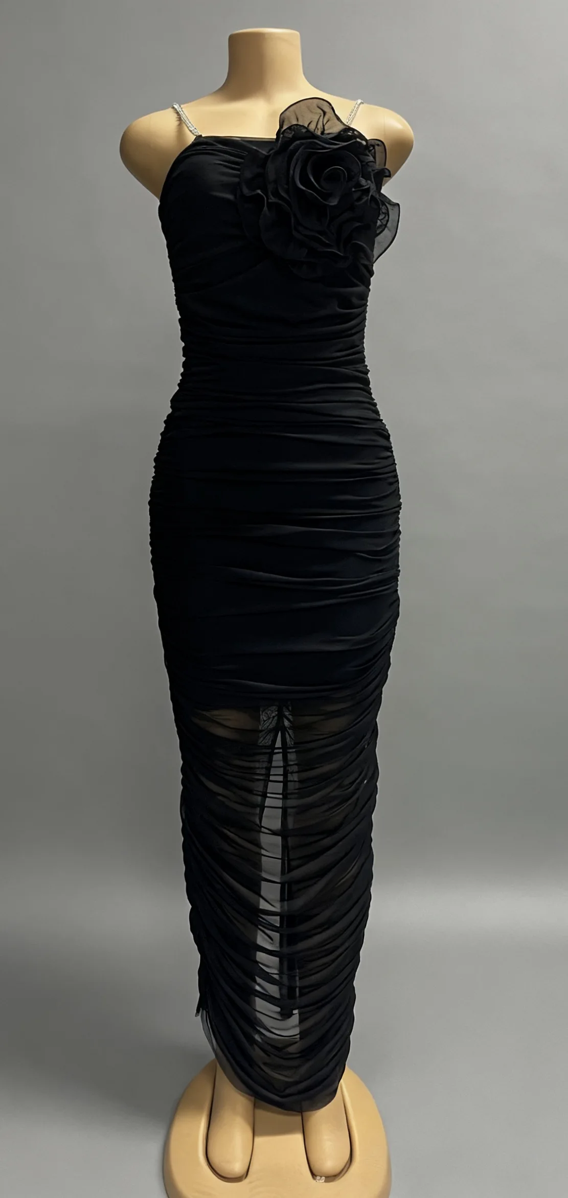 ชุดราตรีผ้าลูกไม้ลายดอกไม้ใหม่ ประดับเพชร สายเดี่ยว ดีไซน์พันรอบตัว สวยสง่าสำหรับผู้หญิง