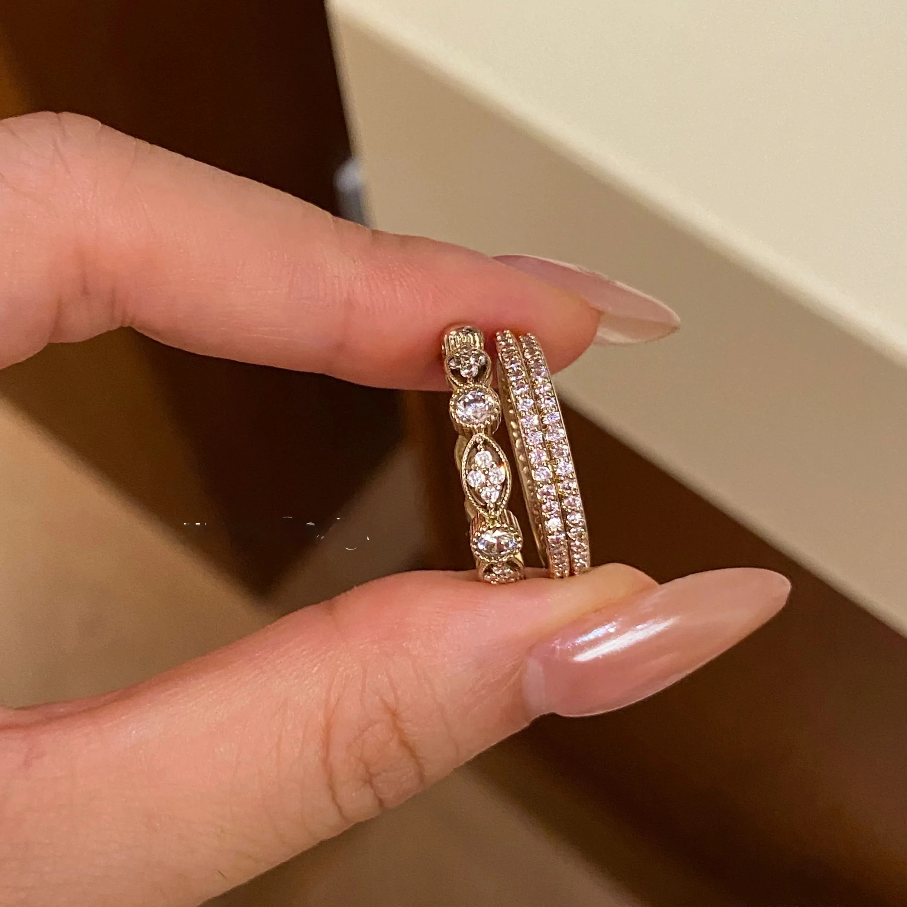 anel-feminino-de-diamante-com-design-simples-em-ouro-cafe-sensacao-de-luxo-modelo-lumos-r011-ideal-para-uso-diario-encont