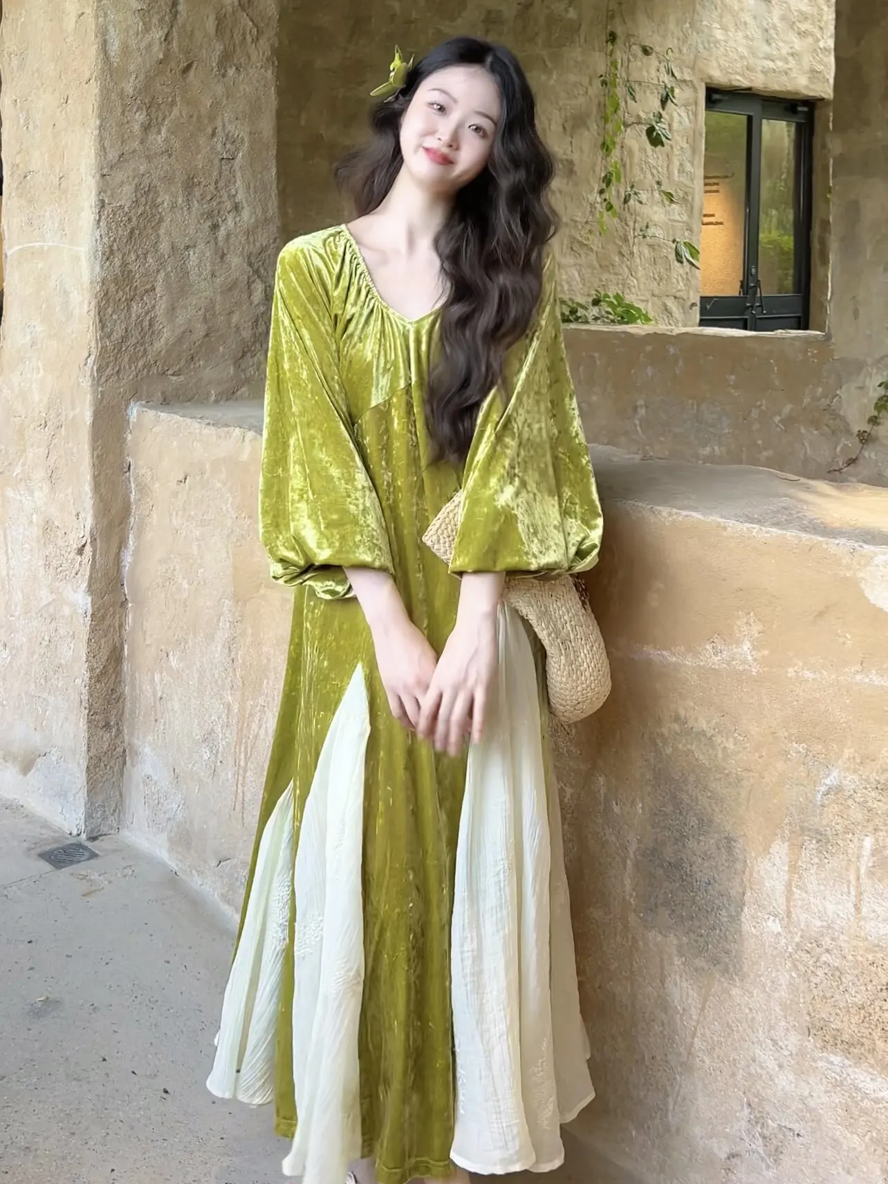 티이하일리 봄 가을 벨벳 여성 그린 패치워크 드레스 랜턴 소매 롱 미디 기장 V넥 루즈핏 여성복 2026 신상 A라인