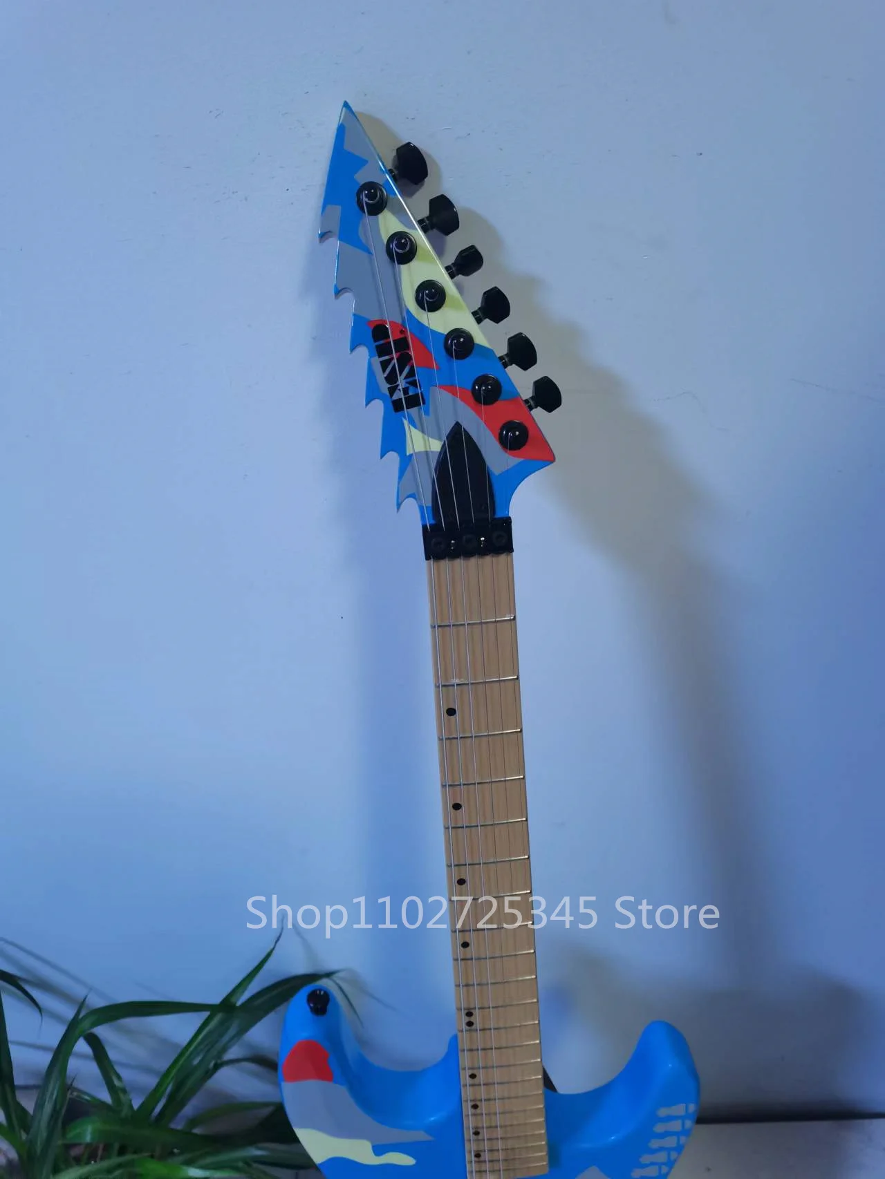 Six string electric guitar, maple fingerboard, tremolo system, shipping cost to be borne by the seller