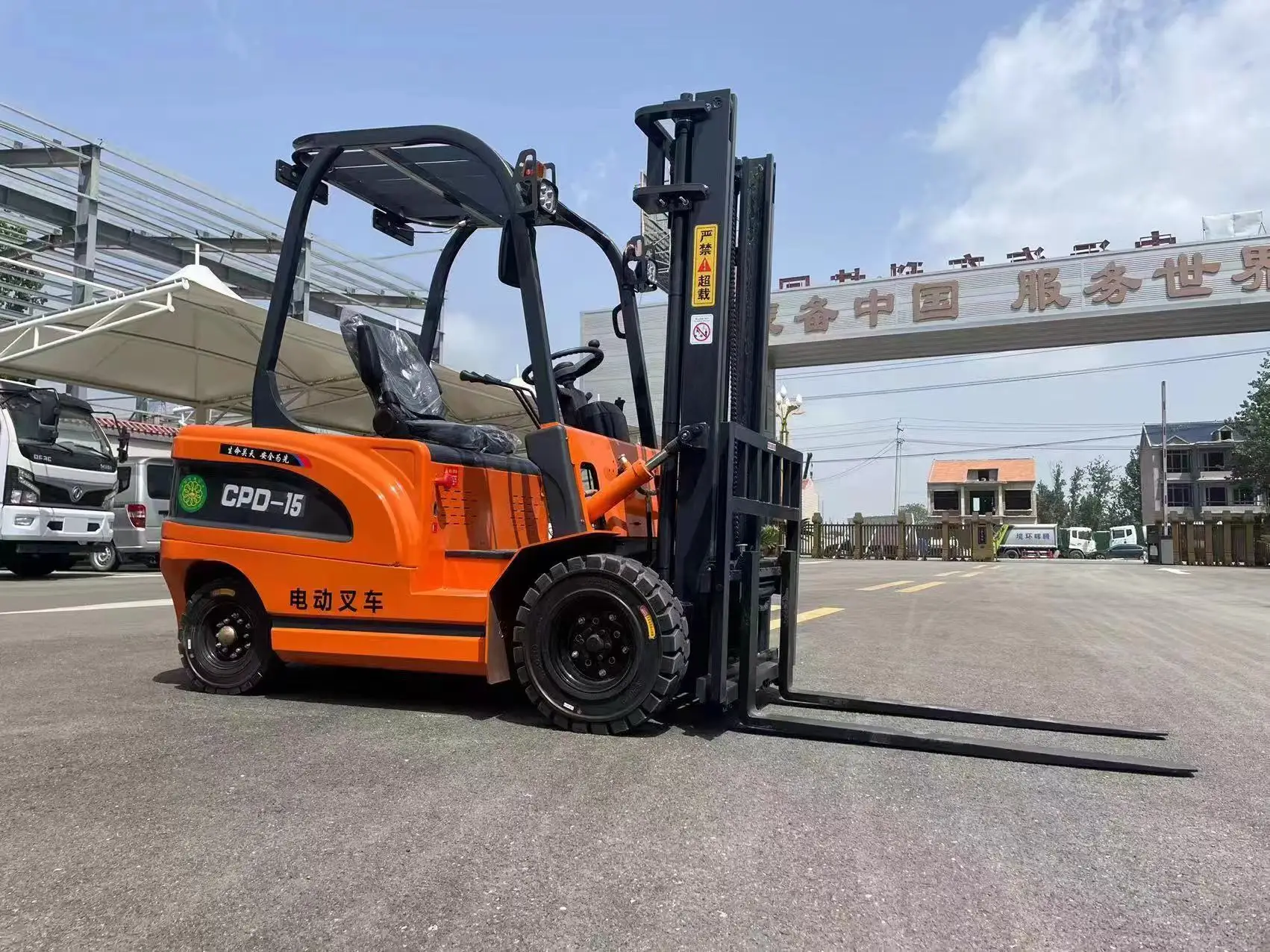 Mini Electric Forklift Wheel Type 4WD Stacker 1.5 Ton Hydraulic Lift Unloading Pallet Truck Stacker