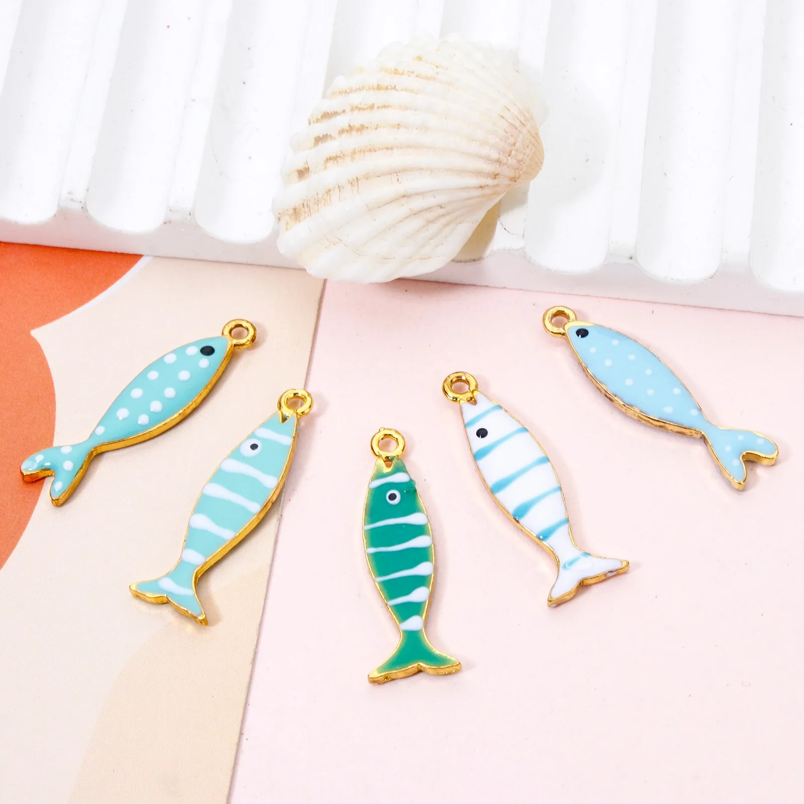 5 Stück Fisch, blau, grün, emaillierte Pailletten, Charms, Zinklegierung, Tieranhänger, DIY-Halskette, Ohrringe für Frauen, Schmuckzubehör – Detail 4