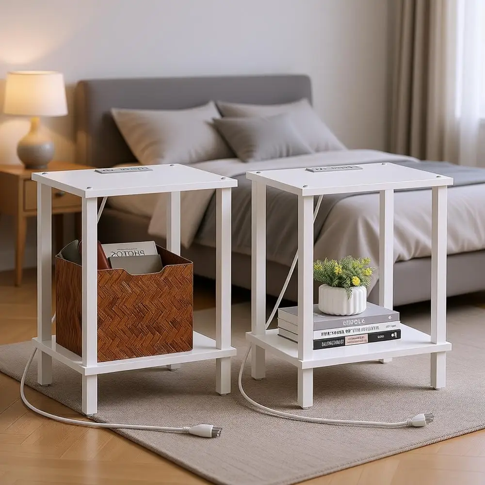 

Пара белых прикроватных столиков с розетками, идеально подходящих для небольших помещений в гостиных и спальнях.