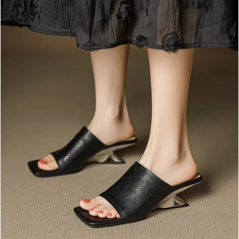 شباشب ناعمة عصرية وبسيطة جديدة لعام 2025 صنادل نسائية خارجية بمقدمة مربعة صيفية جديدة على الموضة صنادل بمزاج عتيق