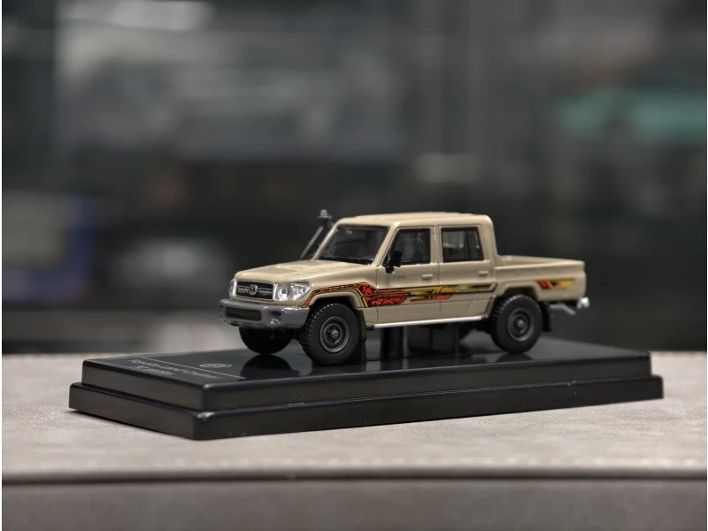 PARA Diecast 1/64 Scale  ‌Toyota Land Cruiser 70 Series LC79 (2014) Double Cab Pickup Alloy Car Model Toys for Boys Gift
