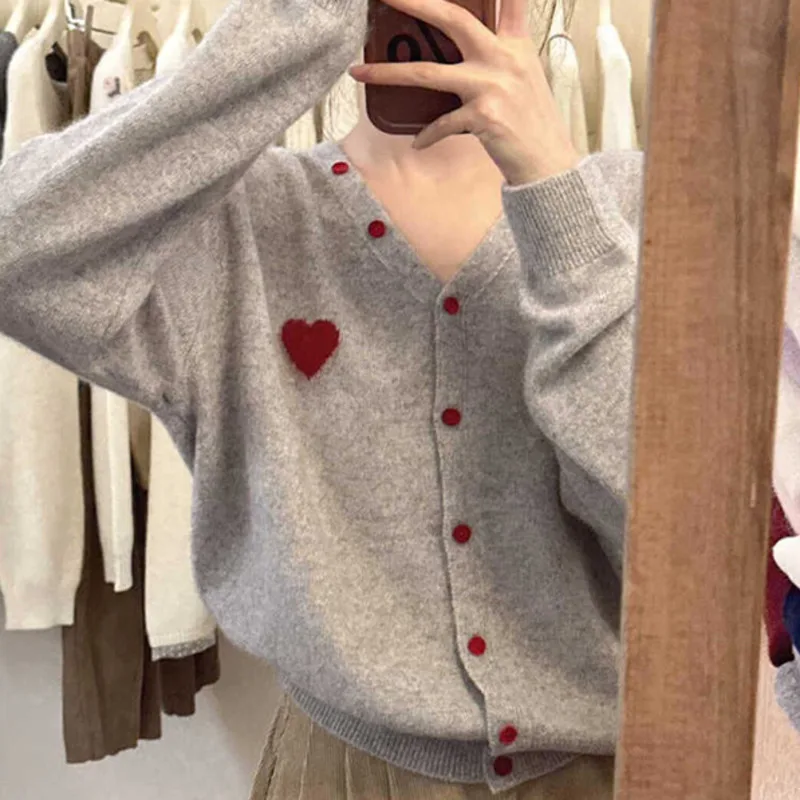 

Короткий кардиган с v-образным вырезом, свитер, пальто для женщин, осенний облегающий удобный универсальный вязаный топ с длинными рукавами и вышивкой в виде сердца