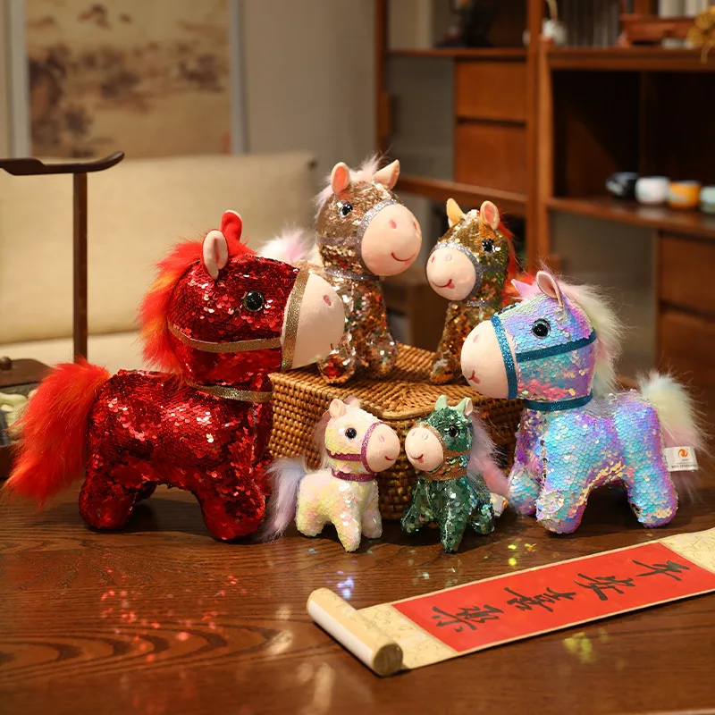Mascota de Año Nuevo, caballo pequeño con lentejuelas coloridas, juguetes de peluche, colgantes de caballo parpadeantes, muñeca, decoración festiva preciosa