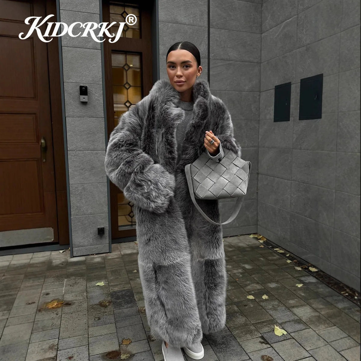 Winter High Quality Fluffy Fur Overcoat Outerwear Women Fashion Luxury Long Faux Fur Coat Women Gradient Dyeing Plush Jacket