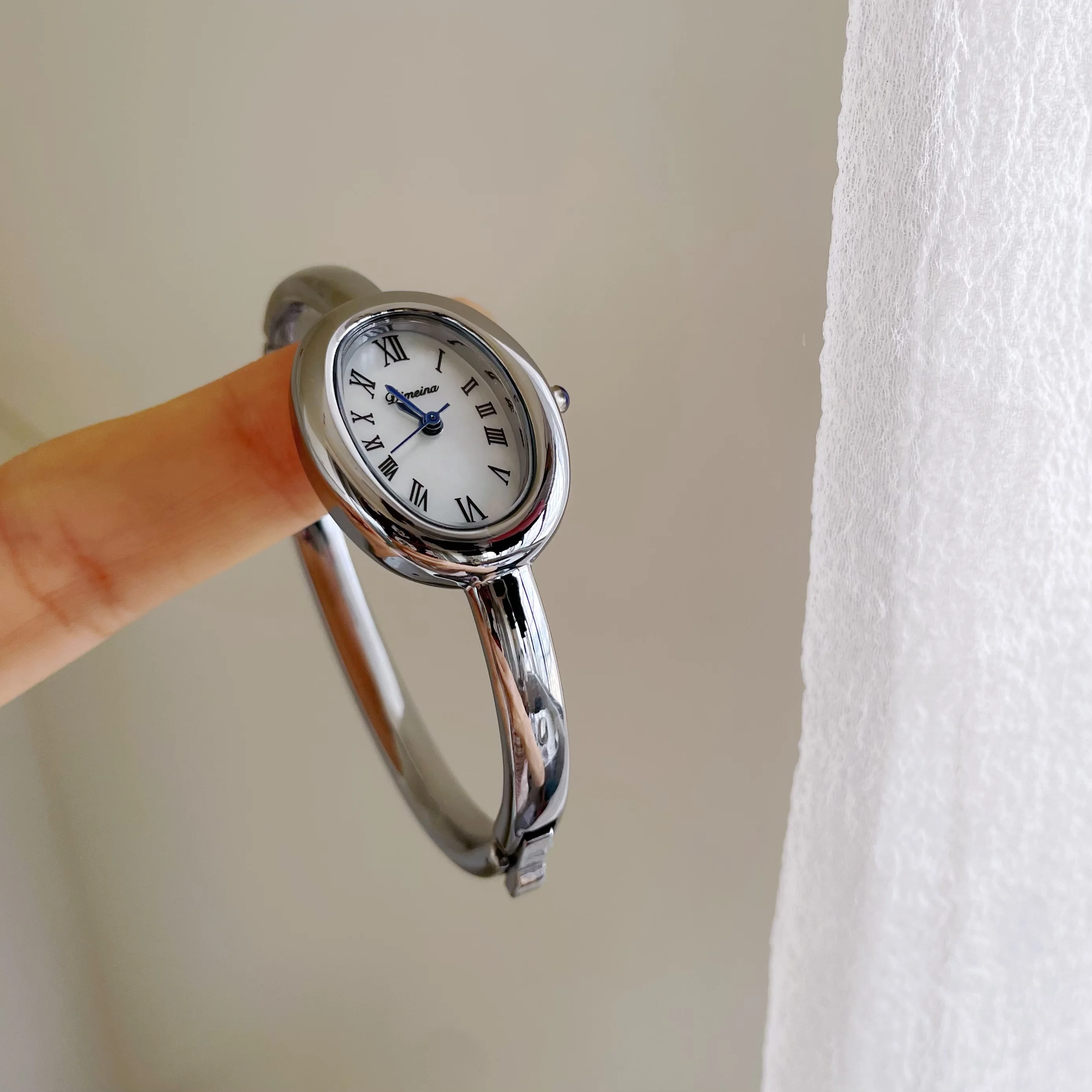 新しい楕円形ブレスレットスタイルのレディース腕時計、シンプル - Luxury Watch Trends 2025 のレビューと価格