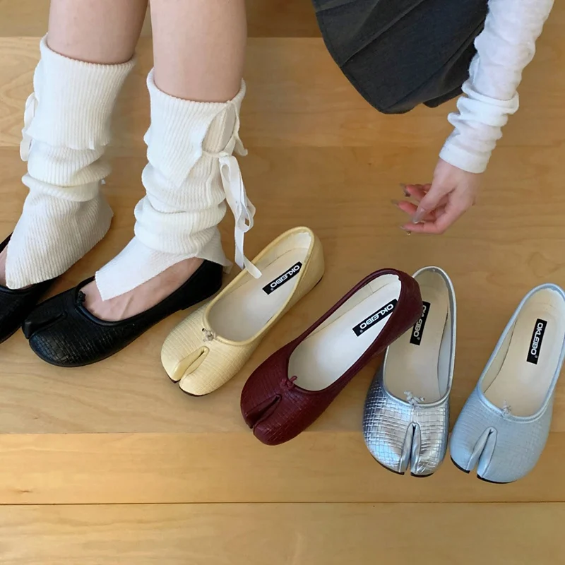 

Модные женские туфли-таби в стиле ниндзя, повседневные лоферы с раздельным носком, балетки, новинка, нишевый дизайн, серебристо-красные туфли