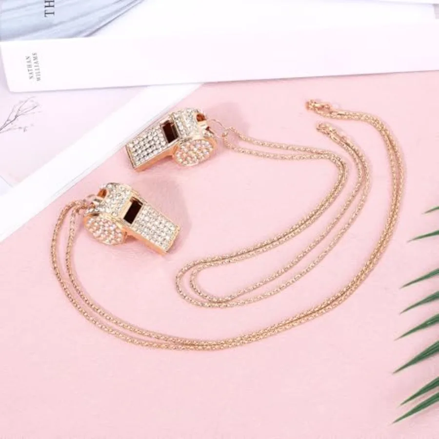 2 Buah Peluit Kristal Rhinestone Berkilau Kalung Logam Emas Peluit Suara Jernih dan Keras dengan Tali Rantai untuk Wasit Pelatih