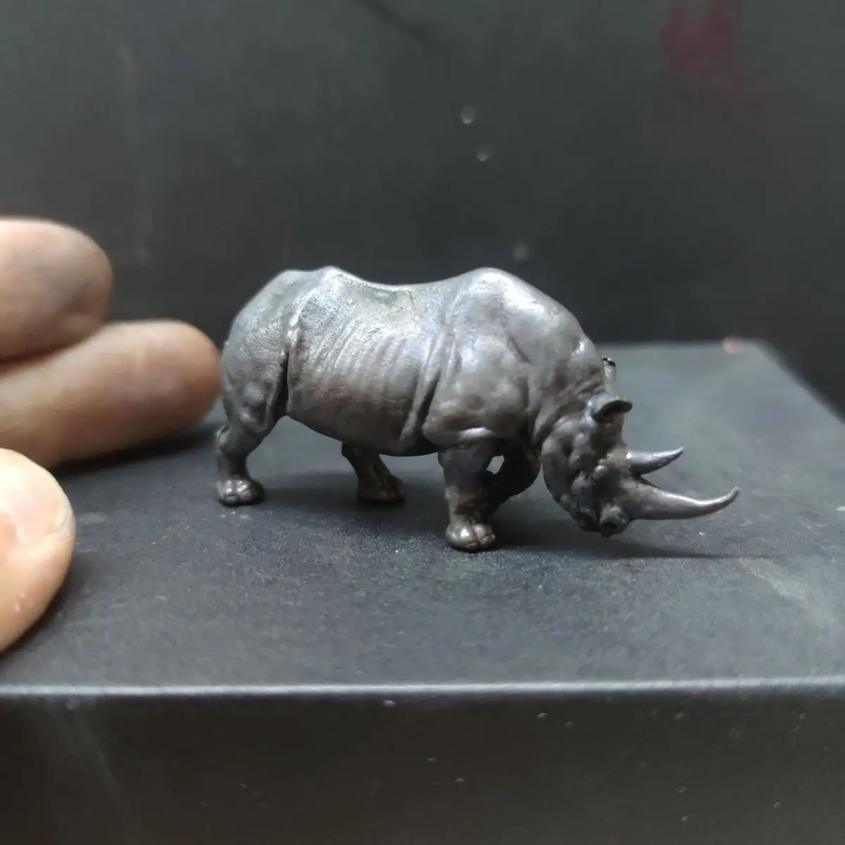 Figurine Creative Black Pure Copper Model Animal Rhinoceros Gifts Statue Tabletop Penholder for Office Home Ornament Statue Toys