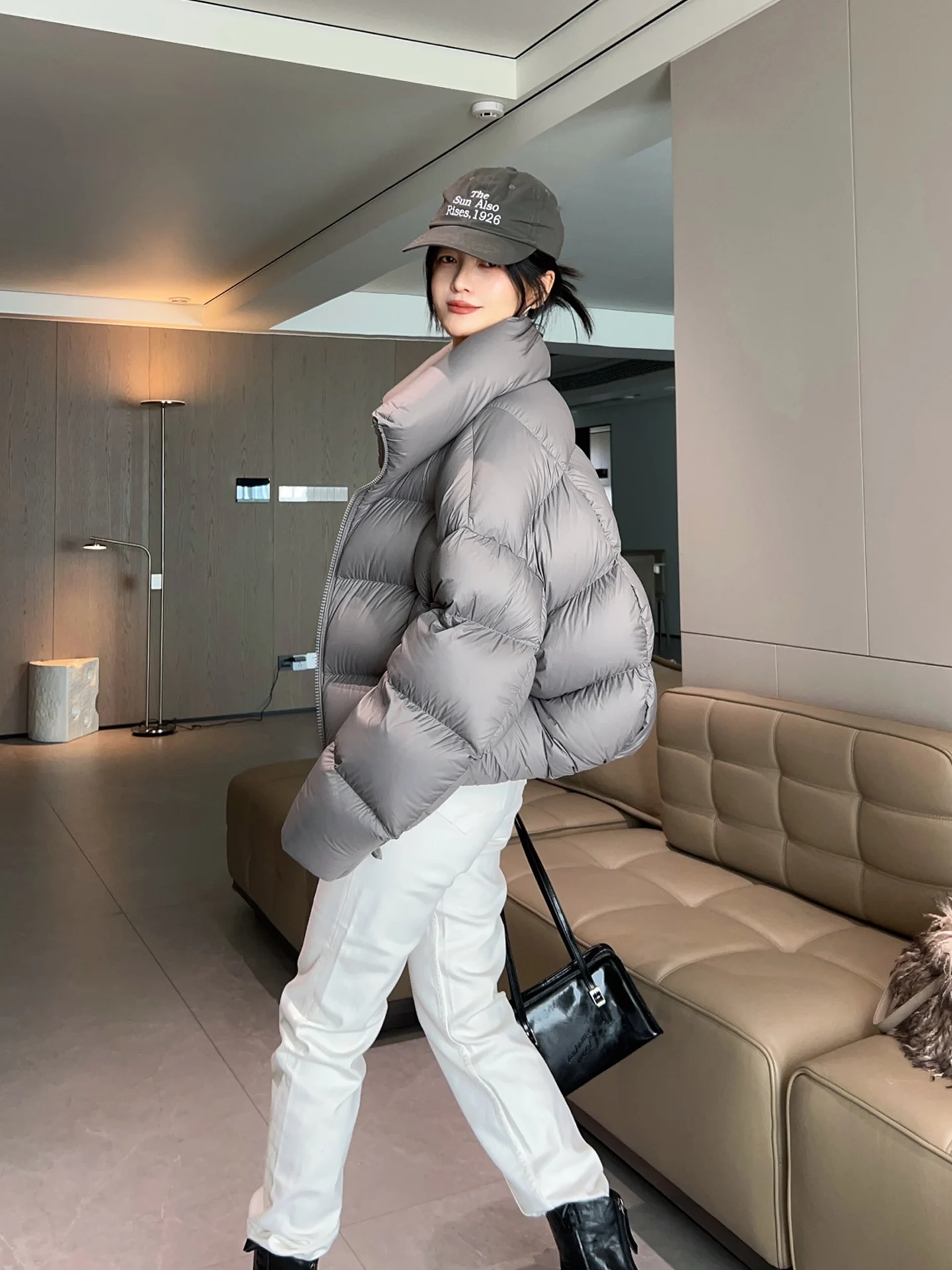 

Winter 2025 Women's Loose Fit Thiened Goose down Jaet ort Sle Stand Collar Warm Outerwear Casual Faion Nylon Material