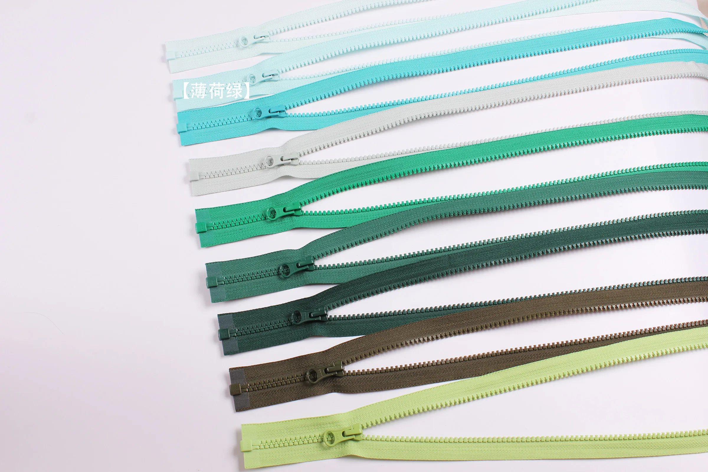 YKK-Reißverschluss Nr. 5 Harz-Gummi-Zahnöffnung, Reißverschluss am Schaf, dicke Schuljacke, Daunenbaumwolle, Echt – Detail 24