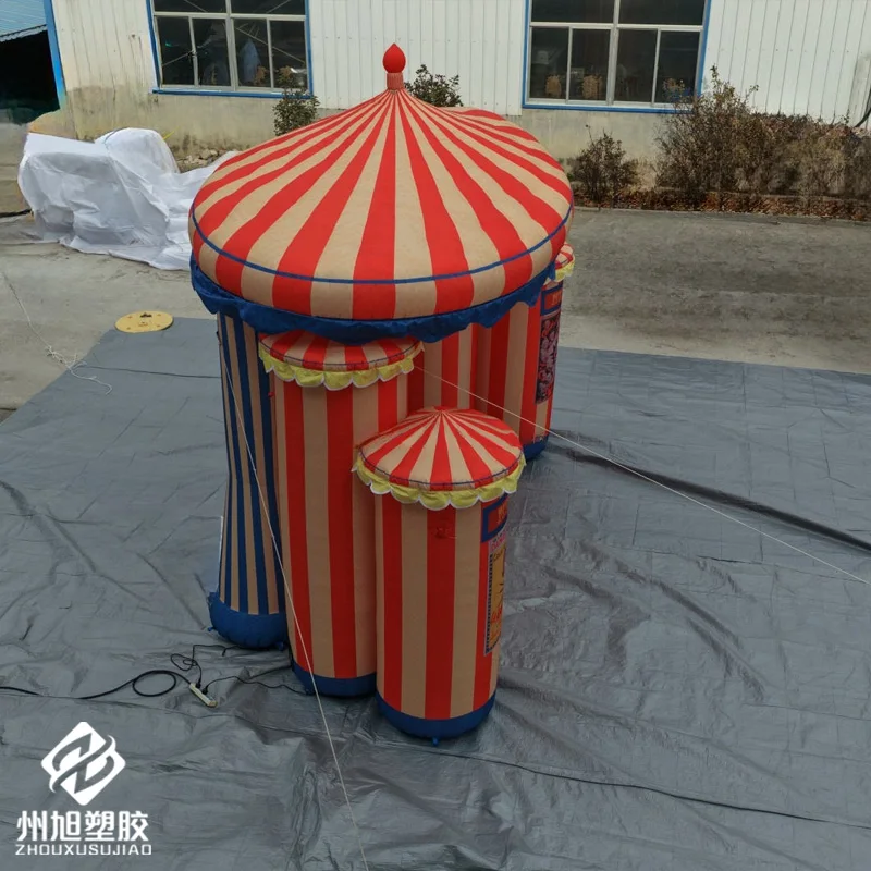 Ein riesiger aufblasbarer Zirkusbogen, ausgestattet mit einem Gebläse, als Dekoartikel für Zirkusaufführungen im Freien