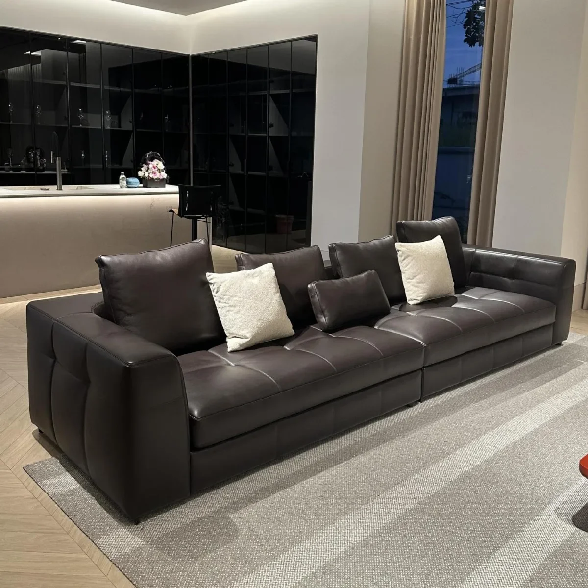Divano minimalista italiano, semplicità moderna, atmosfera del soggiorno, fila diritta in pelle bovina di primo strato, pelle di alta qualità