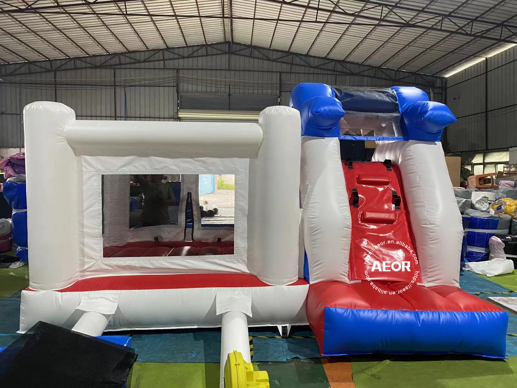 ملعب ترفيهي للأطفال التجاري، لعبة ناعمة مع معدات منزلقة، منزل ترتد أبيض قابل للنفخ مع حفرة كروية للإيجار