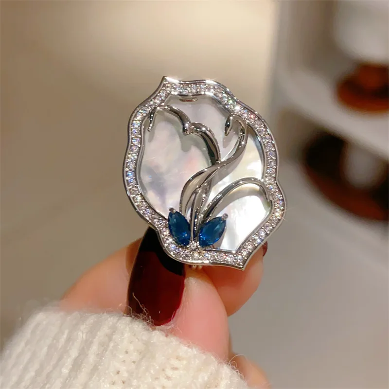 

Orchid Shaped Brooches for Women Vintage Jewelry Retro Elegant Natural Shell Suit Cheongsam Dress Pin Buckle Accessories