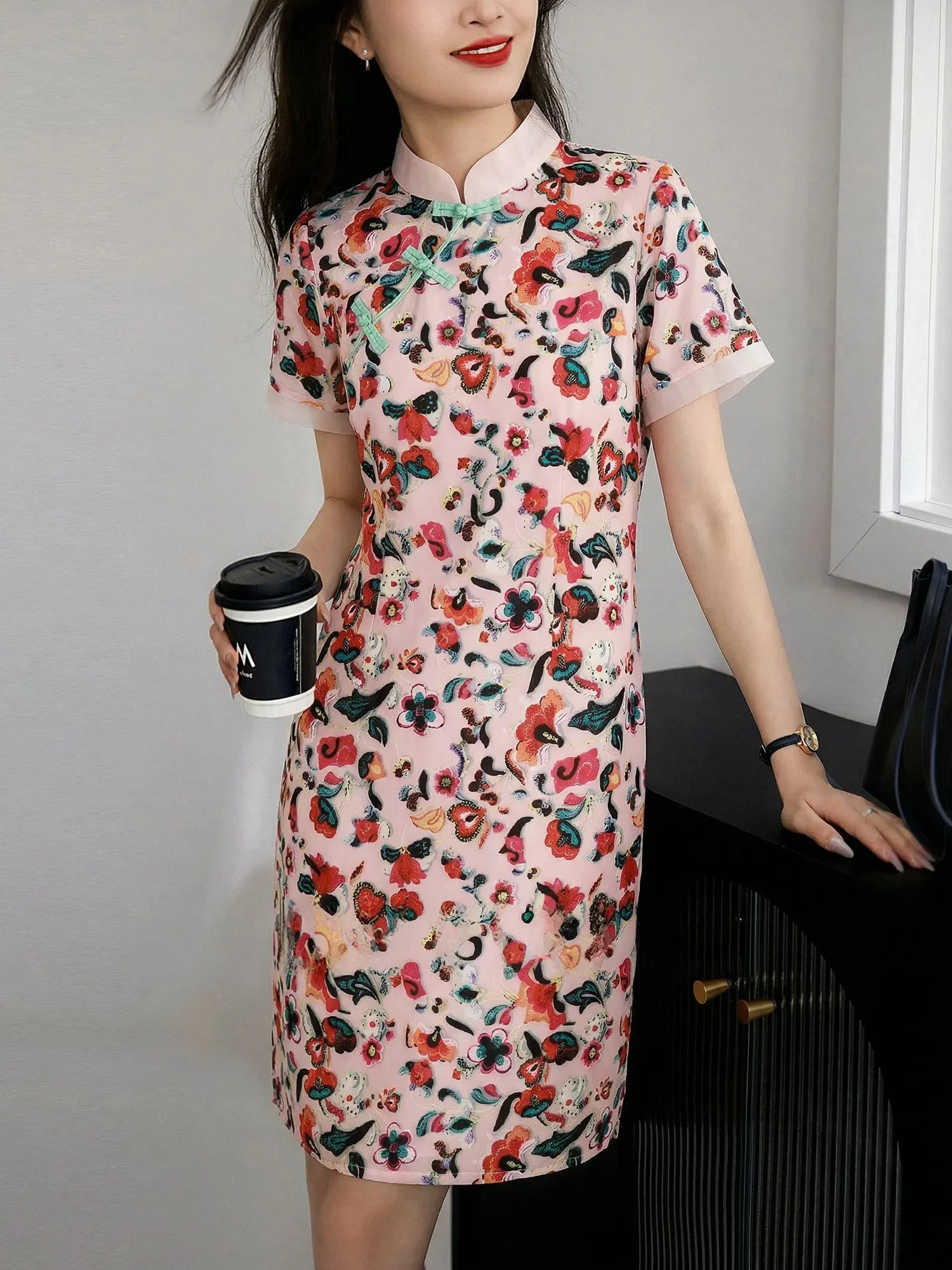 

Новое женское летнее платье-ципао в китайском стиле с коротким рукавом и цветочным принтом, приталенное, с пуговицами на талии, для города и повседневной носки