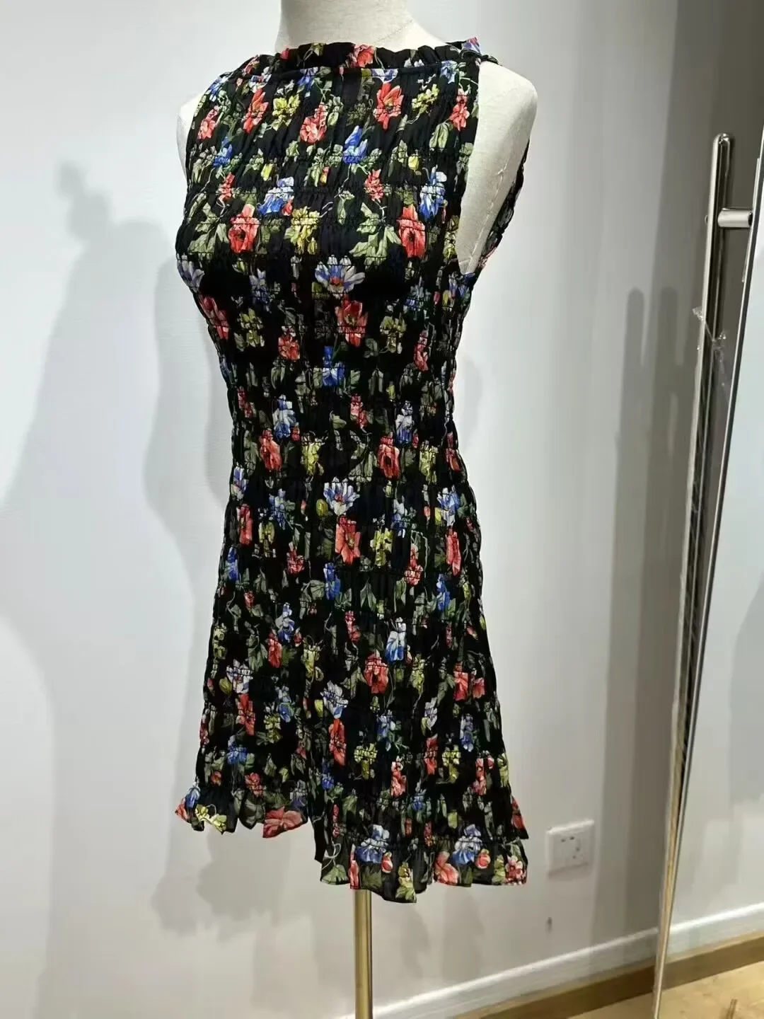 Abito gilet retrò da donna con stampa floreale 2025 Nuovo mini abito in ramiè sottile elegante con scollo tondo senza maniche smock
