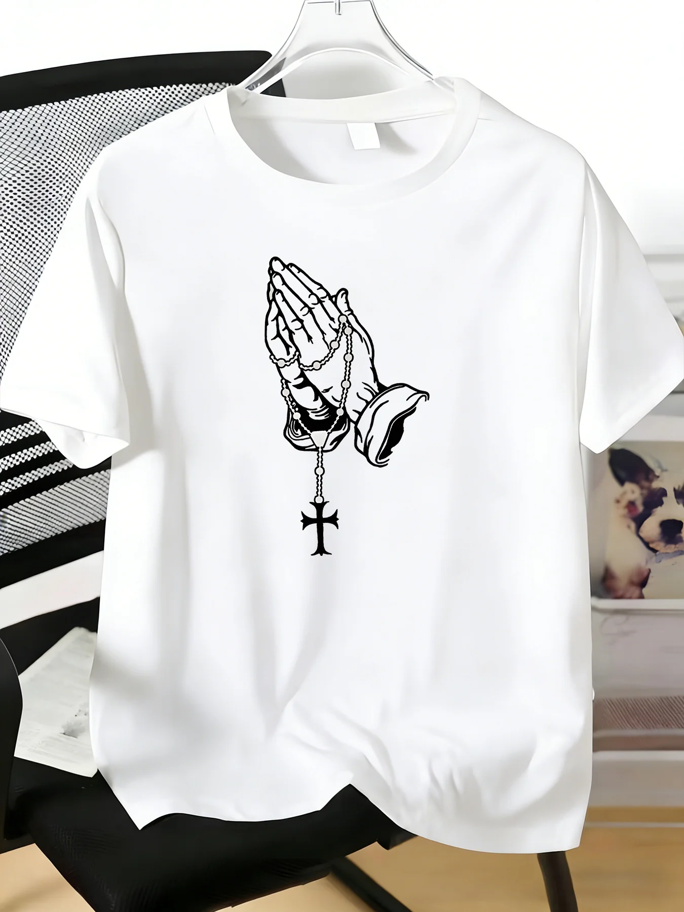 T-shirt homme col rond noir en coton doux à manches courtes avec motif Croix du Rosaire et Mains en prière, thème religieux, décontracté, été