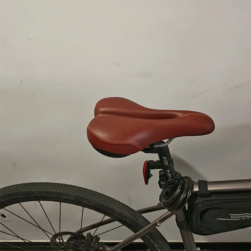 P8 Original Schwarzes Kissen Klappbarer Fahrrad-Vordersitz Atmungsaktiver Doppelspur-Sattel Langlebiger Fabriksitz Braunes Fahrradkissen – Detail 1