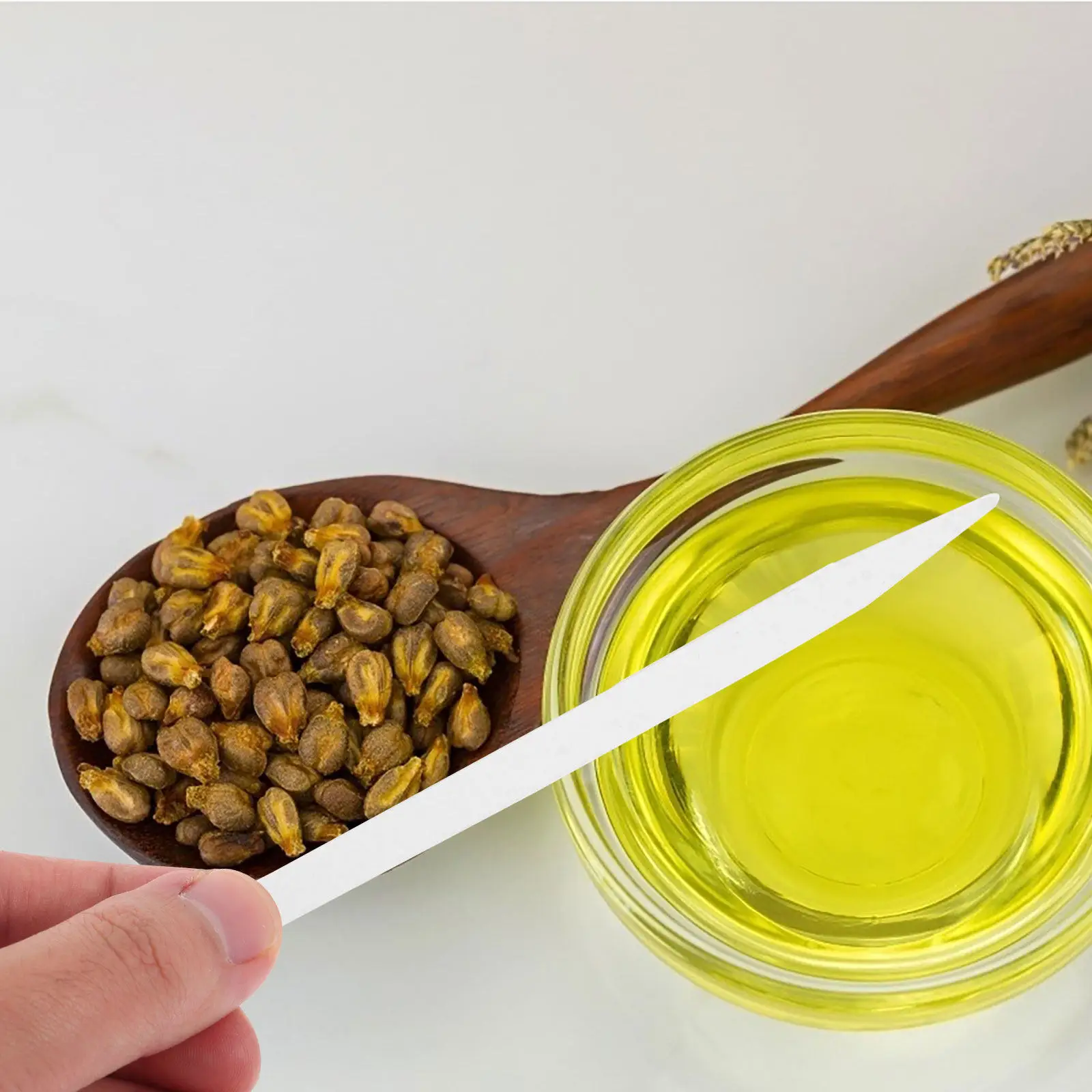 100Pcs Perfume Tester Strips Paper Fragrance Testing Tools Essential Oils Perfume Test Paper Fragrance Accessories for Beauty