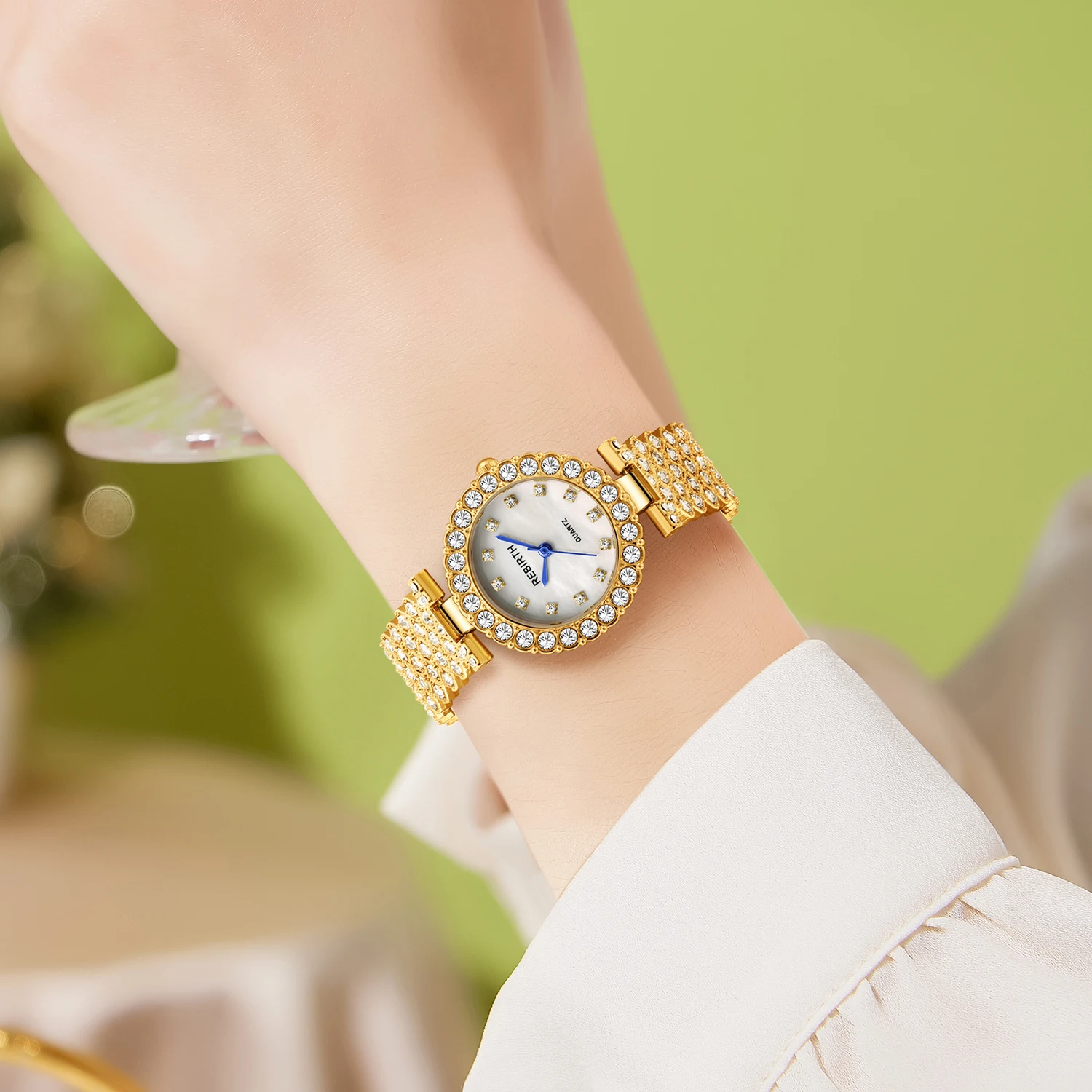 ساعة كوارتز كاجوال وبسيطة وفاخرة مرصعة بالألماس للنساء