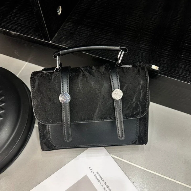 

Модная пригородная сумка для женщин, повседневная, простой дизайн, из кожаного материала и модного образа