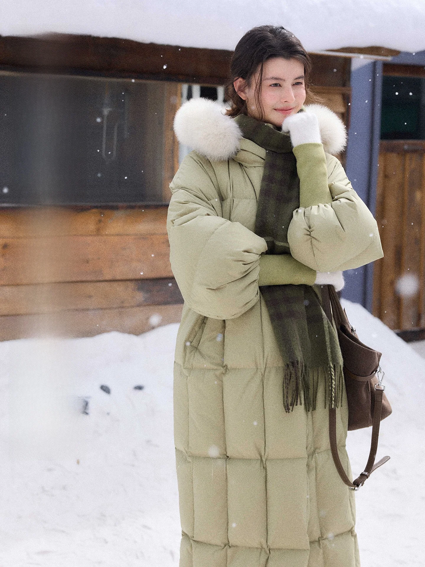 

Женская зимняя удлиненная куртка Eryang Design Branch Lotus Thiened Super Warm 90 White Du down Jaet с меховым воротником