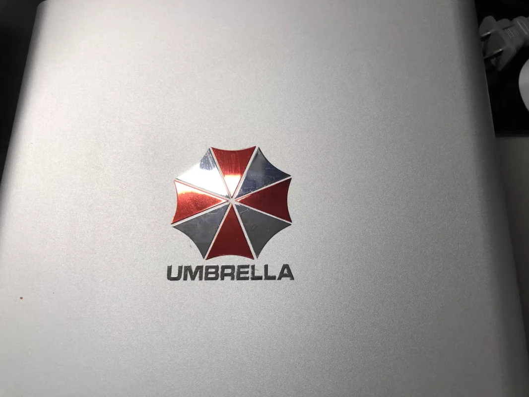 L'autocollant métallique The Resident Evil Umbrella Phone convient aux ordinateurs portables, voitures, planches de travail, banques d'alimentation, tablettes et décorations