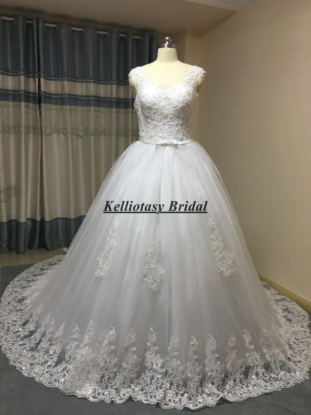 

Real Pictures Ball Gown Wedding Dresses With Lace Hemline Round Neck Bridal Dress With Train Fancy Vestido Novias