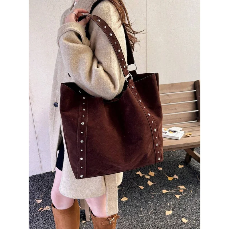 

Fashionable New Large Capacity Rivet Decor Women Tote Bag