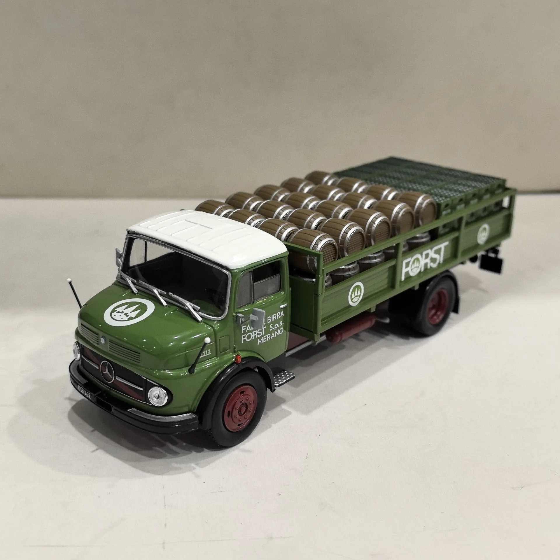 

Diecast DEA 1/43 Scale BENZ 1113 Benz Car Model Beer Transport Vehicle Plastic of The Carriage Alloy Car Model Collectible Toy