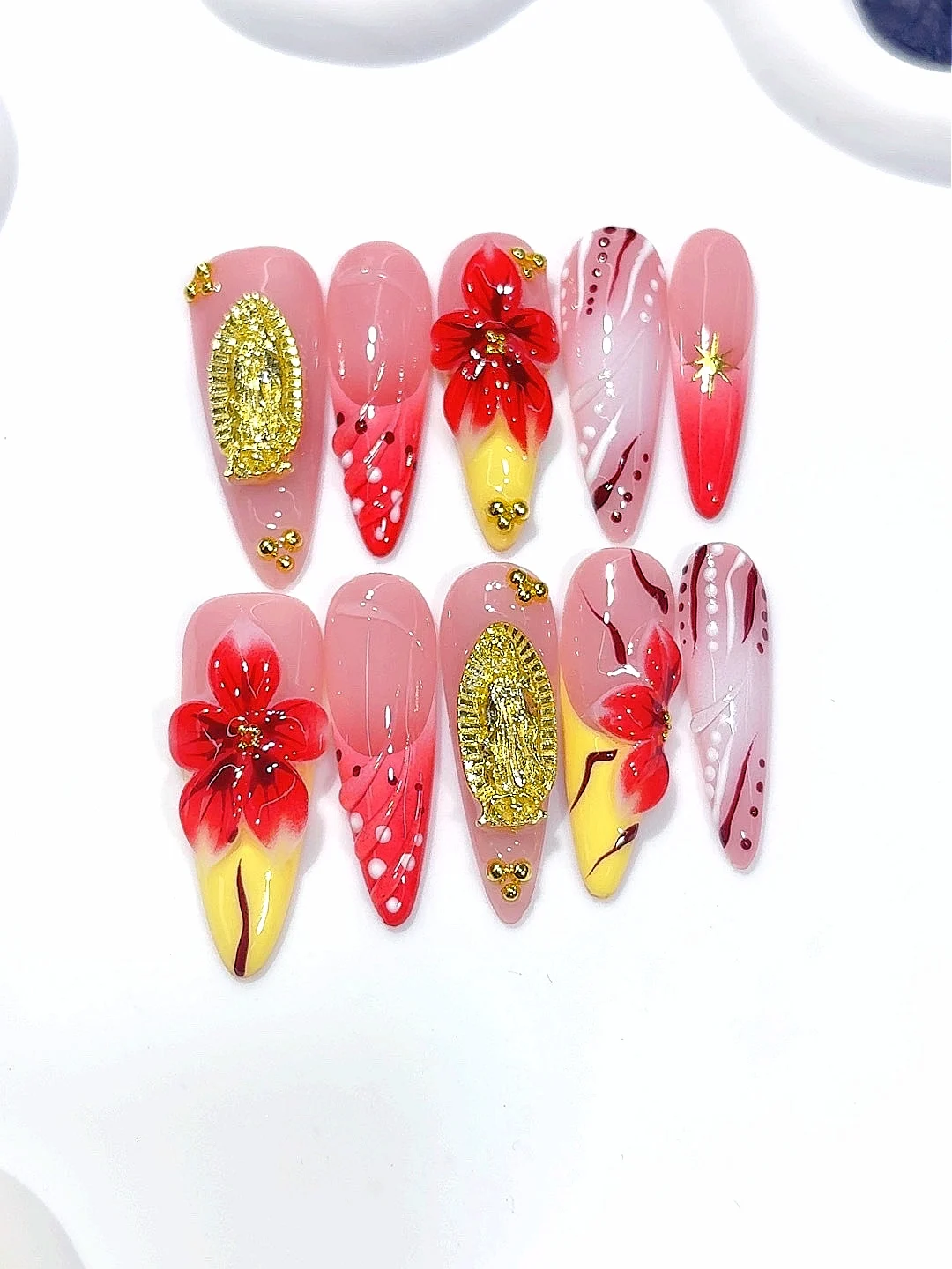 アーモンドシェイププレスオンネイル - レッドフローラル＆ゴールド聖母マリアデザイン、グリッターラインストーンフェイクネイル（女性用）（K038）