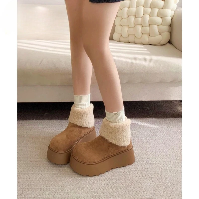 أحذية شتوية منزلية مريحة ولطيفة بنعل سميك لعام 2025 أحذية ثلج كورية دافئة من القطن غير قابلة للانزلاق