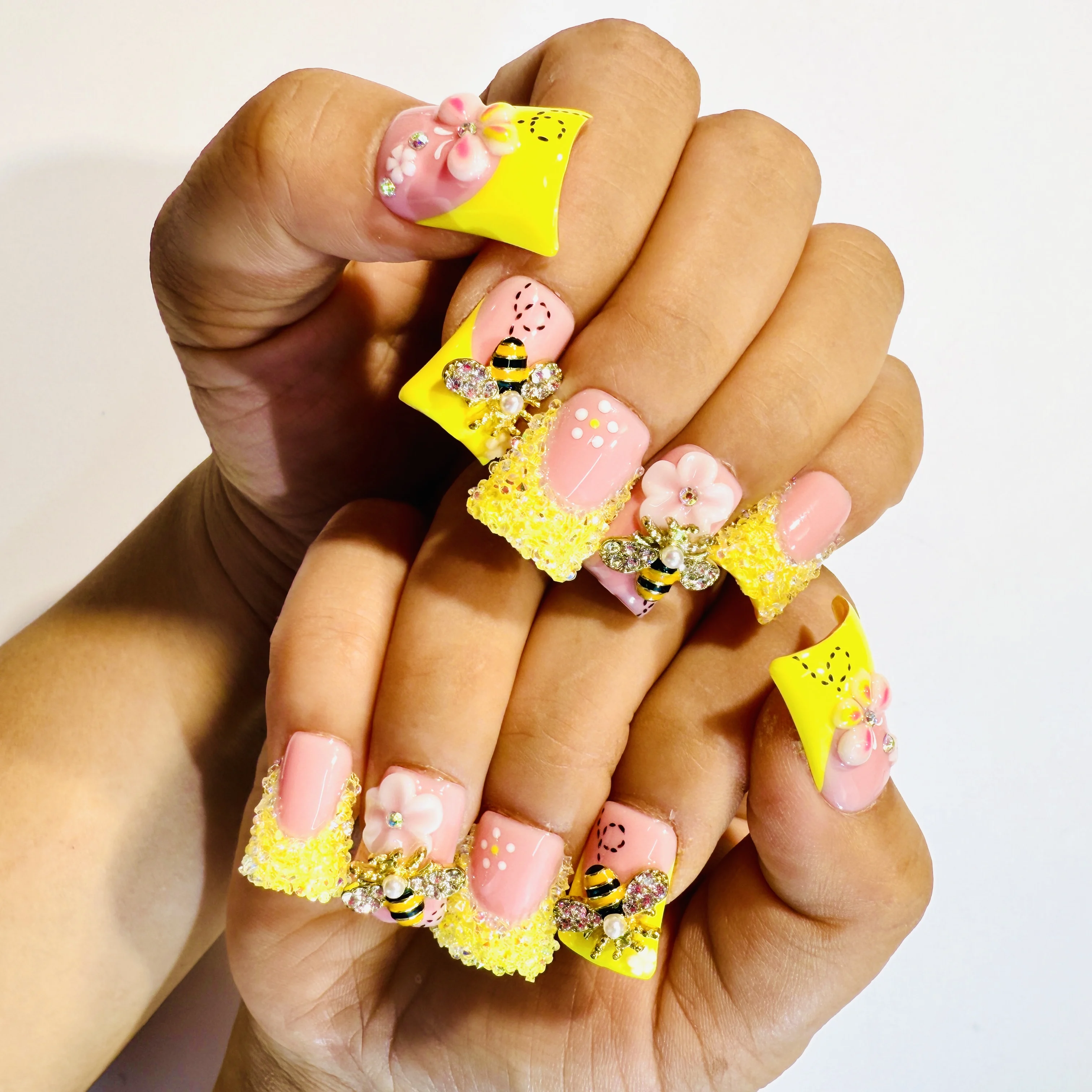 

Носимые ногти ручной работы «Утконос» 2022, стиль Y2K, розовый и желтый, соответствующие сверкающими бриллиантами и большими пчелами Inclu