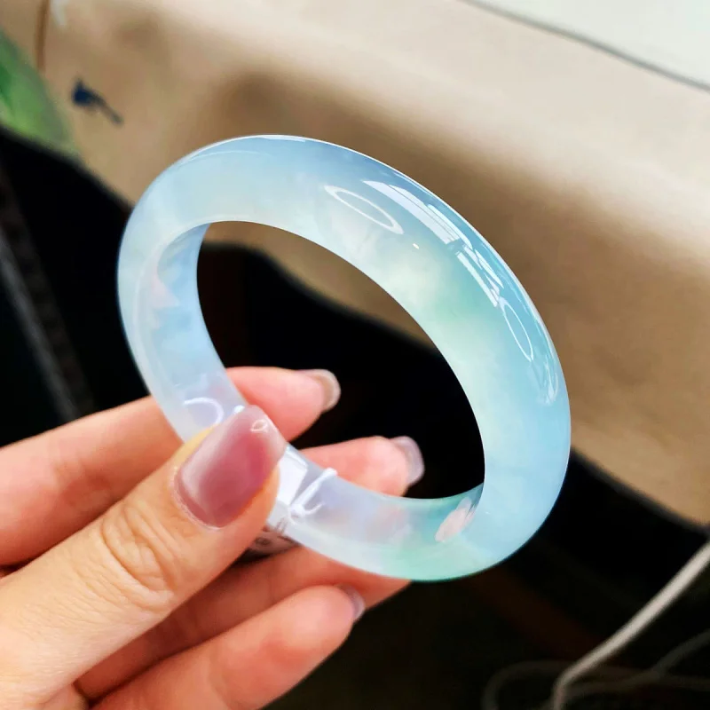 ميانمار امرأة نوع ضوء القمر الأبيض الأزرق الجاديت سوار اليشم مع شهادة