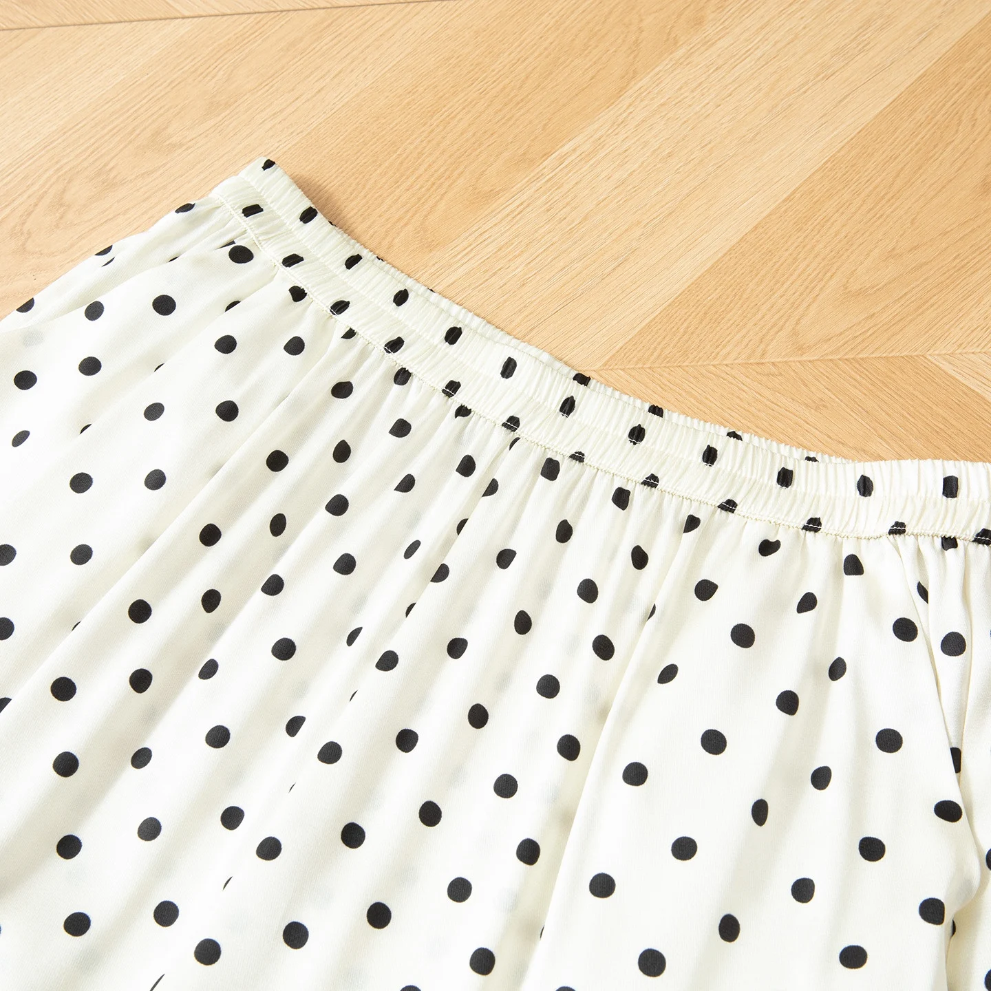 2025 Damenmode-Kleidung, 93 % natürliche Maulbeerseide, elastischer Satin, elastische Taille, Wellenpunkt, lässige Hose mit geradem Bein