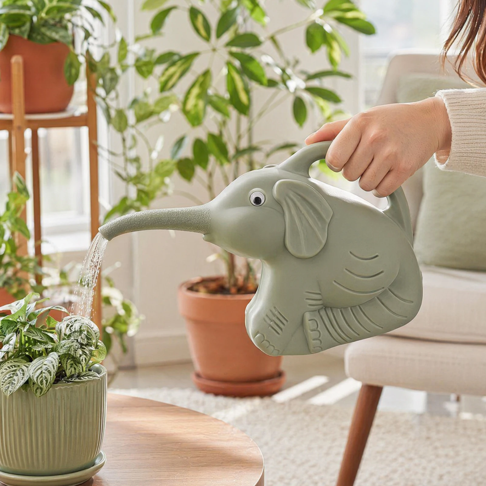 2L Plastic Gardening Kettle Ergonomic Handle Cute Garden Plants Kettle Long Mouth Spout for Gardening Plant Care Indoor Outdoor